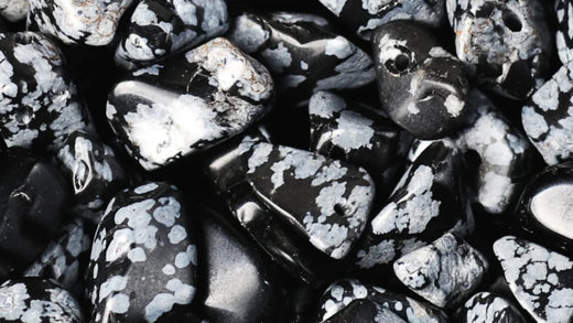 L’obsidienne flocon de neige : vertus, signification et utilisation en lithothérapie